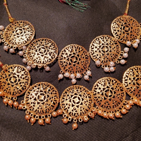 Jewelry-Set of 2 necklaces-Gold tone with pearls - Picture 2 of 4